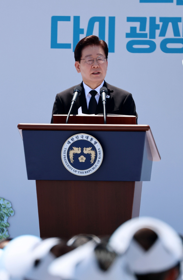 기념사 하는 이재명 대통령     (광주=연합뉴스) 조남수 기자 = 이재명 대통령이 18일 광주 동구 5·18민주광장에서 열린 제46주년 5·18민주화운동 기념식에서 기념사하고 있다. 2026.5.18      iso64@yna.co.kr (끝)   <저작권자(c) 연합뉴스, 무단 전재-재배포, AI 학습 및 활용 금지> 연합뉴스