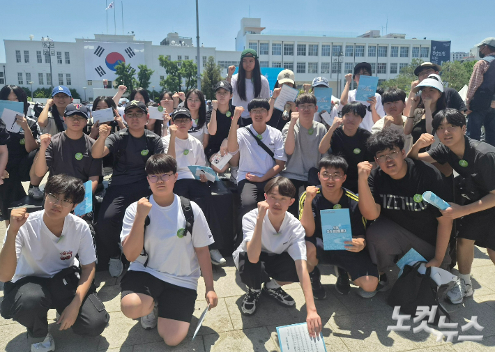 18일 5·18민주화운동 기념식에 참석한 광주 신가중 학생들이 기념식을 마치고 기념사진을 촬영하고 있다. 정유철 기자