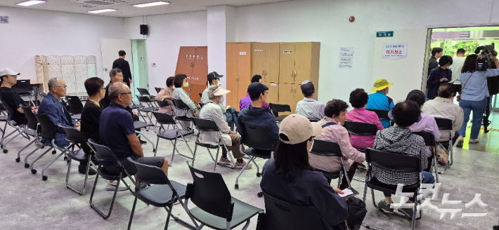 18일 오전 고유가지원금을 신청하기 위해 시민들이 전주시 서신동 주민센터 1층 대기실에 모여있다. 심동훈 기자