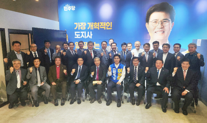 전북지역 전현직 기독교단체 임원들이 지난 17일 이원택 민주당 전북지사 후보에 대한 지지를 선언했다. 이원택 후보 선거사무소 제공