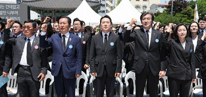 더불어민주당 정청래 대표, 국민의힘 장동혁 대표, 조국혁신당 조국 대표, 진보당 김재연 대표가 18일 광주 5·18 민주광장에서 열린 제46주년 5·18 민주화운동 기념식 임을 위한 행진곡을 제창하고 있다. 연합뉴스