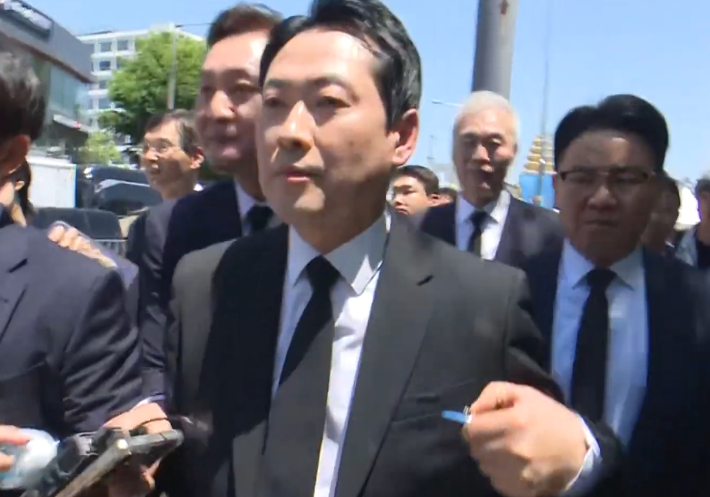 광주시민 "내란범!" 항의 속 퇴장한 장동혁…'5·18 기념식 배지' 떼고 이동[노컷브이]