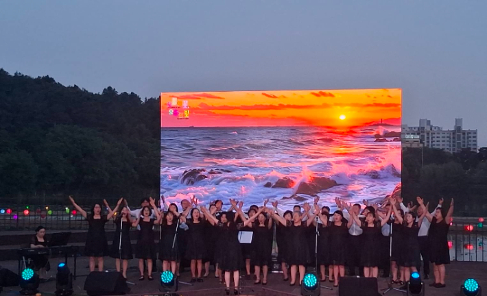순천YMCA 합창단이 조례호수공원에서 열린 제46주년 5·18 민중항쟁 기념행사에서 공연을 하고 있다. 순천YMCA 제공