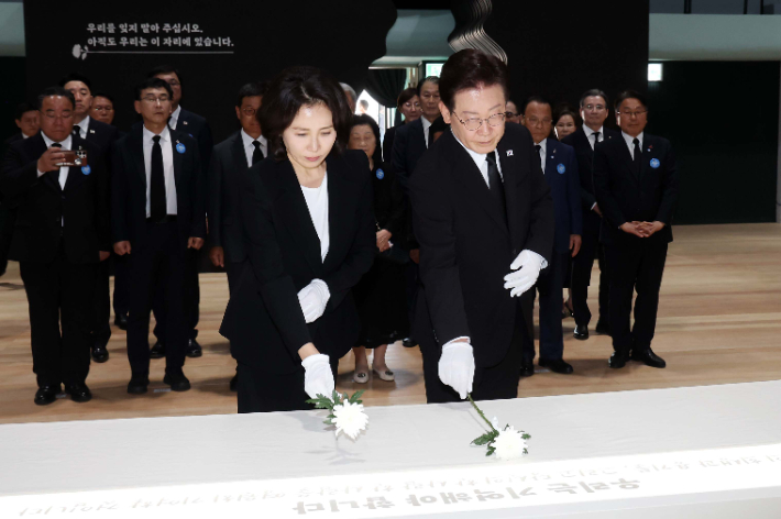 이재명 대통령과 김혜경 여사가 18일 광주 옛 전남도청 방문을 마친 뒤 상무관에서 헌화하고 있다. 연합뉴스