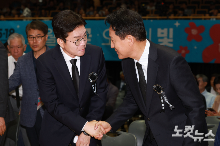 정원오 더불어민주당 서울시장 후보와 오세훈 국민의힘 서울시장 후보가 18일 서울시청 본관에서 열린 5·18민주화운동 제46주년 서울기념식을 마친 후 악수를 하고 있다. 류영주 기자