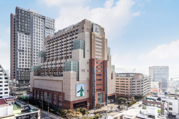 문을 닫은 롯데백화점 마산점. 창원시청 제공