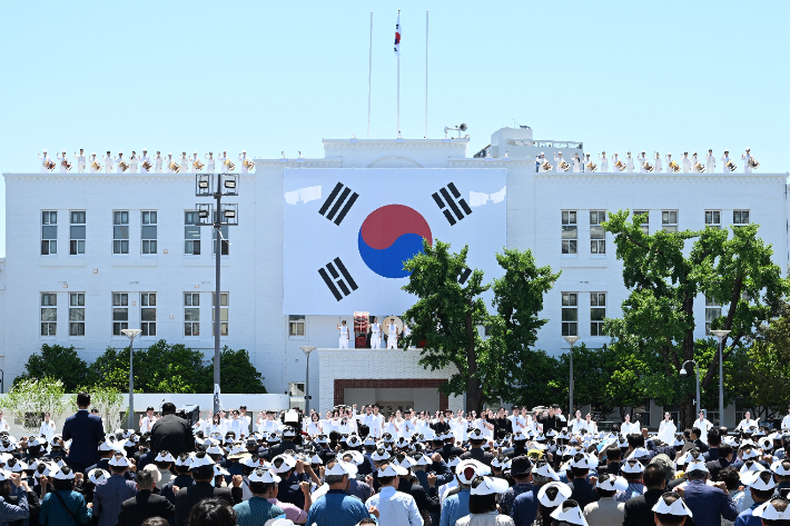 18일 광주 동구 5·18민주광장에서 열린 제46주년 5·18민주화운동 기념식에서 참석자들이 '님을 위한 행진곡'을 제창하고 있다. 연합뉴스