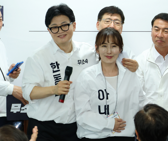 무소속 한동훈 부산 북갑 국회의원 보궐선거 후보가 10일 부산 북구에서 열린 선거사무소 개소식에서 아내 진은정 변호사를 소개하고 있다.  연합뉴스