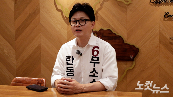 부산CBS 강민정 기자(왼쪽)가 부산 북구갑 한동훈 후보와 인터뷰 하고 있다. 부산CBS