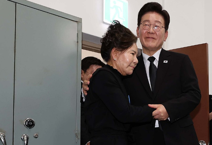 이재명 대통령이 18일 광주 옛 전남도청 시민군 상황실 재현공간에서 5·18 당시 마지막 새벽 방송을 했던 박영순 씨와 대화하고 있다. 연합뉴스