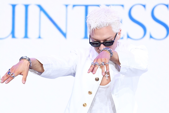 타이틀곡 '라이브 패스트 다이 슬로우'와 관련된 포즈를 취하고 있는 태양. 연합뉴스