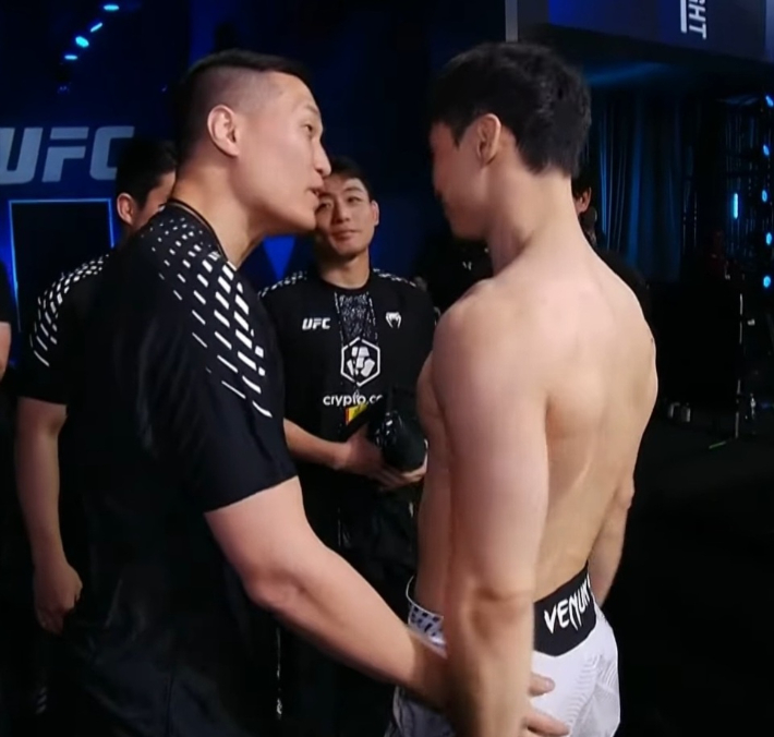 정찬성(사진 왼쪽)이 경기 전 최두호에게 조언하고 있다. UFC SNS 캡처