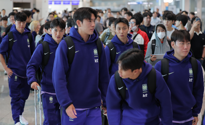 출국하는 축구 국가대표팀. 연합뉴스
