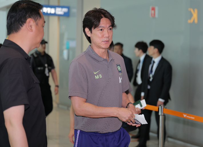 출국하는 홍명보 감독. 연합뉴스