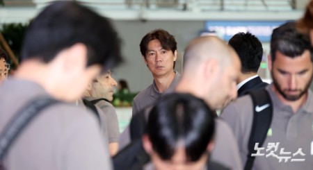 출국수속 밟는 홍명보