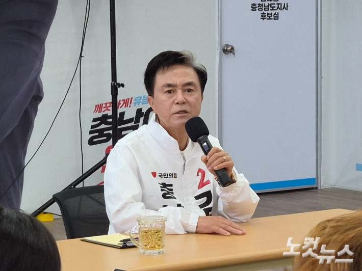 김태흠 국민의힘 충남지사 후보가 18일 선거 캠프에서 기자들의 질문에 답하고 있다. 김정남 기자
