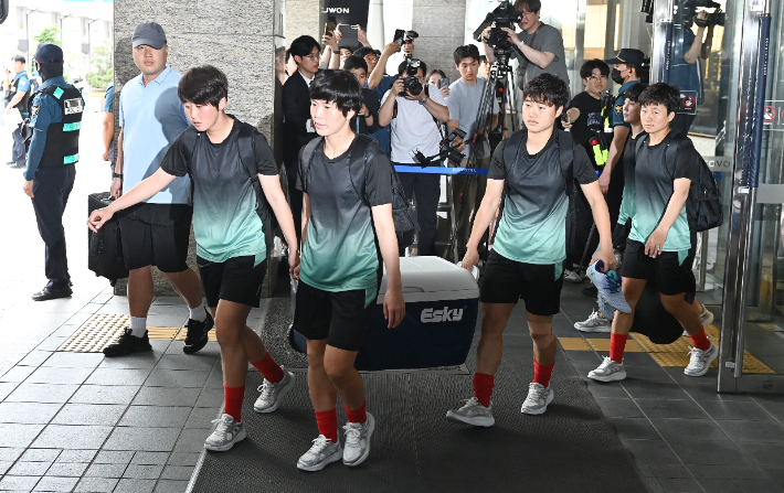 아시아축구연맹(AFC) 여자 챔피언스리그(AWCL) 4강 토너먼트에 출전하는 내고향여자축구단이 18일 훈련장으로 이동하기 위해 경기도 수원시 한 호텔에서 나오고 있다. 연합뉴스