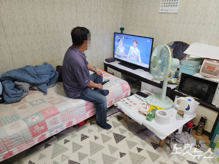 윤원복씨가 홀로 거주하는 서울 관악구 봉천동의 한 쪽방. 침대와 TV, 세탁기 등을 제외하면 사람 한 명이 겨우 앉을 수 있을 정도의 크기다. 이원석 기자