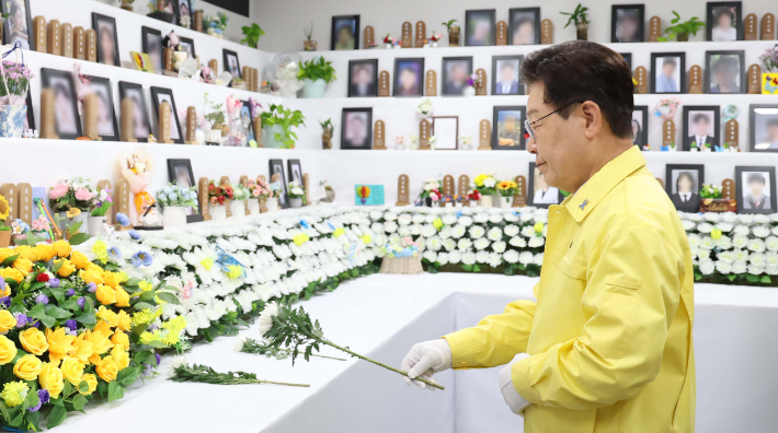 이재명 대통령이 18일 전남 무안공항 여객터미널에 마련된 제주항공 참사 희생자 분향소에 헌화하고 있다. 연합뉴스