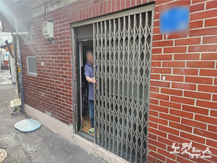 서울 관악구 봉천동 한 골목에 있는 윤성화(가명)씨의 거주지. 이원석 기자