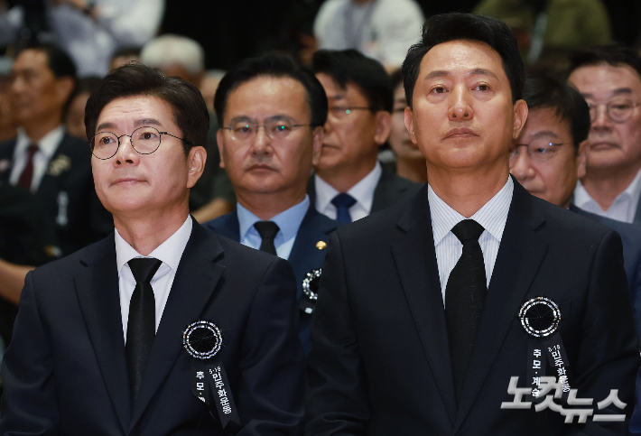 정원오 더불어민주당 서울시장 후보와 오세훈 국민의힘 서울시장 후보가 18일 서울시청 본관에서 열린 5·18민주화운동 제46주년 서울기념식에 자리하고 있다. 류영주 기자