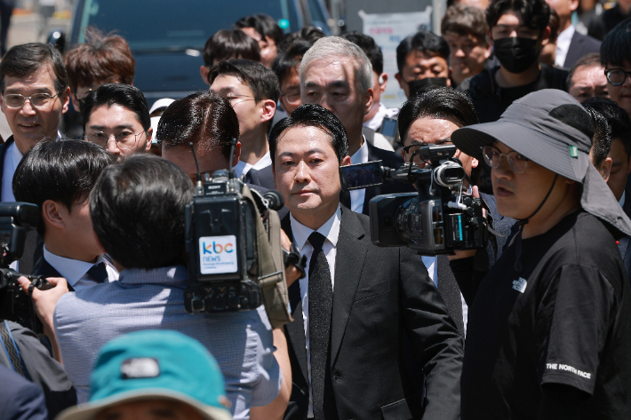 국민의힘 장동혁 대표가 18일 광주 5·18 민주광장에서 열린 제46주년 5·18 민주화운동 기념식 참석을 마치고 차량으로 향하고 있다. 연합뉴스