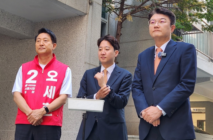 국민의힘 오세훈 서울시장 후보(왼쪽부터), 개혁신당 이준석 대표 및 김정철 서울시장 후보가 16일 서울 노원구 공릉동의 한 원룸을 방문해서 청년 주거 현장 간담회를 가진 뒤 백브리핑하고 있다. 연합뉴스