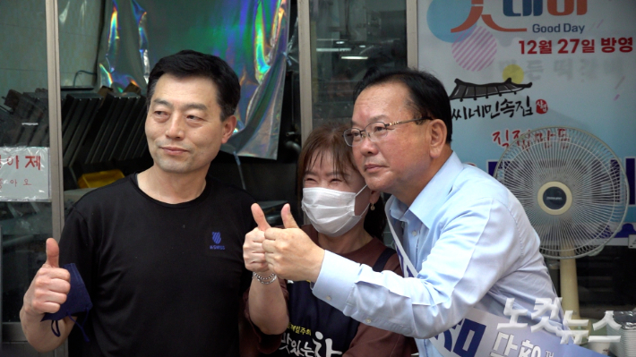 더불어민주당 김부겸 대구시장 후보가 17일 대구 서남시장을 찾아 상인들과 기념사진을 찍고 있다. 박수연 기자