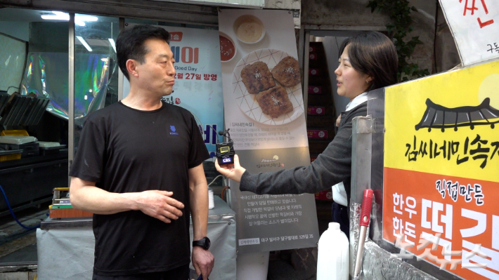 17일 대구 서남시장을 찾은 더불어민주당 김부겸 대구시장 후보를 만난 김광웅(64)씨가 김 후보가 떠난 뒤 CBS노컷뉴스와의 인터뷰에서 "(여당 후보인 김 후보처럼) 힘 있는 사람이 와서 대구를 살려야 한다"고 말했다. 박수연 기자