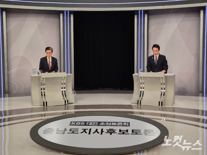 KBS대전 초청 충남지사 후보 토론회에 참석한 김태흠 국민의힘 후보(왼쪽)와 박수현 더불어민주당 후보. 김정남 기자