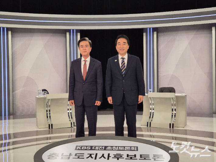 KBS대전 초청 충남지사 후보 토론회에 참석한 김태흠 국민의힘 후보(왼쪽)와 박수현 더불어민주당 후보. 김정남 기자