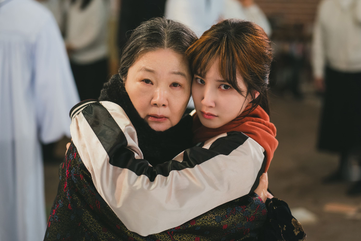 유인식 감독은 작품 배경을 1999년을 택한 배경과 관련해 "요즘 같으면 SNS에 다 올라갈 정도로 비밀이 없는 시대지만, 당시 환경에는 아무도 본인들의 말을 믿어주지 않는 아날로그한 배경이 필요해서 얘기를 출발하게 됐다"고 말했다. 넷플릭스 제공