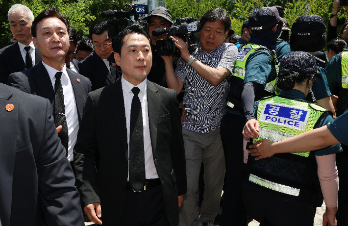 국민의힘 장동혁 대표가 18일 광주 5·18 민주광장에서 열린 제46주년 5·18민주화운동 기념식을 마친 뒤 경호를 받으며 행사장을 나서고 있다. 연합뉴스