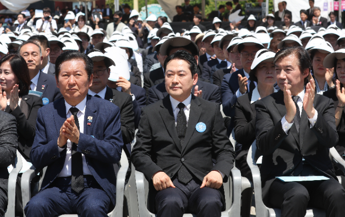 더불어민주당 정청래 대표(왼쪽부터), 국민의힘 장동혁 대표, 조국 혁신당 조국 대표가 18일 광주 5·18 민주광장에서 열린 제46주년 5·18 민주화운동 기념식에서 이재명 대통령의 기념사를 듣고 있다. 연합뉴스