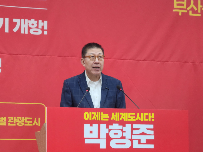 박형준 국민의힘 부산시장 후보가 더불어민주당 전재수 후보를 향해 허위사실 유포에 대한 법적 대응을 시사했다.  정혜린 기자