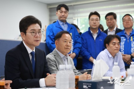 정원오 더불어민주당 서울시장 후보가 19일 서울 양천구 목동6단지 재건축정비사업조합을 찾아 주민들과 간담회를 하고 있다.