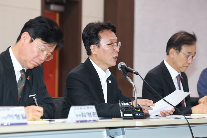 19일 오전 전북 군산 새만금개발청에서 열린 새만금 전북 대혁신 TF 3차회의서 발언하는 김민석 국무총리. 연합뉴스