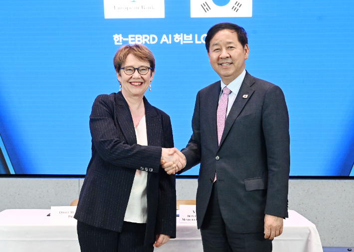 한국경제 투자설명회(IR) 참석차 영국 런던을 방문 중인 구윤철(오른쪽) 부총리 겸 재정경제부 장관이 18일(현지시간) 삼성 KX에서 오딜 르노-바소 유럽부흥은행(EBRD) 총재와 악수하며 인사를 하고 있다. 재정경제부 제공