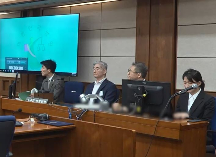대통령 경호처를 속여 비화폰(보안용 휴대전화)을 받아 노상원 전 국군정보사령관에게 전달한 혐의로 재판에 넘겨진 김용현 전 국방부 장관이 19일 서울 서초구 서울중앙지방법원에서 열린 1심 선고 공판에 출석해 자리에 앉아 있다. 서울중앙지법 제공