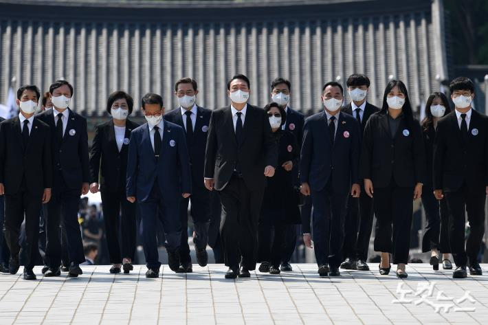 윤석열 대통령과 국민의힘 의원 다수가 2022년 5월 18일 광주 북구 국립5·18민주묘지에서 열린 제42주년 광주 5·18 민주화운동 기념식에 참석했다. 박종민 기자