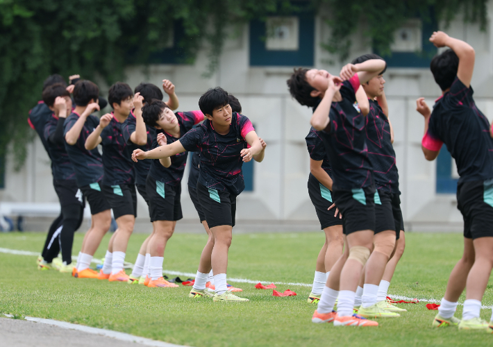 훈련하는 내고향축구단 선수들. 연합뉴스