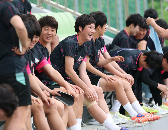 훈련 준비하는 내고향축구단 선수들. 연합뉴스