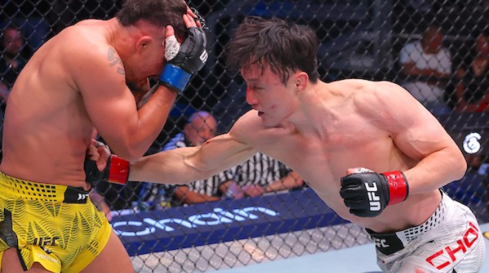 최두호(사진 오른쪽)와 산토스의 경기 장면. UFC 제공