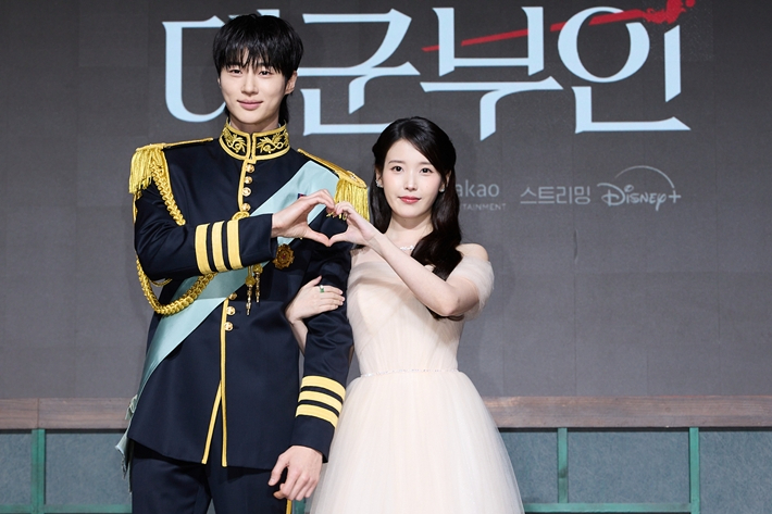 왼쪽부터 배우 변우석, 아이유. MBC 제공