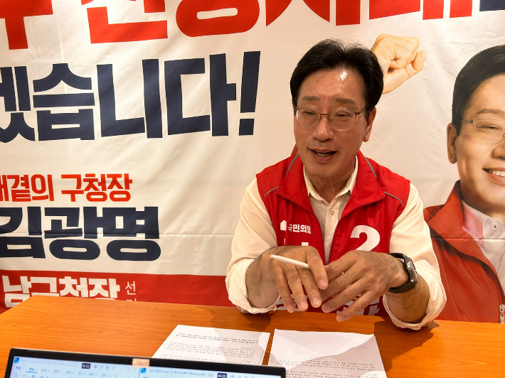 부산CBS 취재진과 인터뷰 중인 김광명 국민의힘 부산 남구청장 후보. 김 후보 캠프 제공