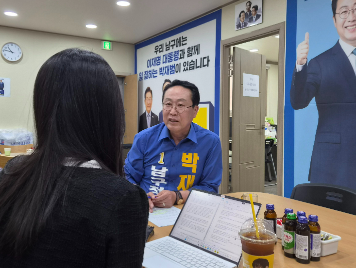 부산CBS 취재진과 인터뷰 중인 박재범 더불어민주당 부산 남구청장 후보. 박 후보 선거캠프 제공  
