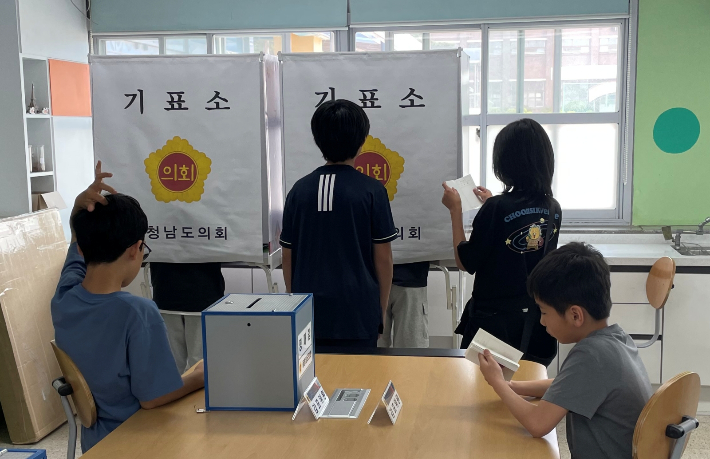 19일 충남 예산군 금오초등학교에서 열린 '찾아가는 청소년 의회교실'. 충남도의회 제공