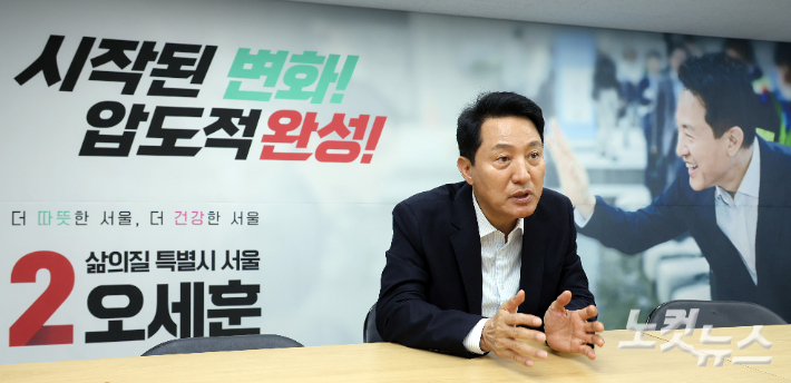 국민의힘 오세훈 서울시장 후보가 18일 서울 종로구 선거캠프에서 CBS노컷뉴스와 인터뷰를 하고 있다. 윤창원 기자