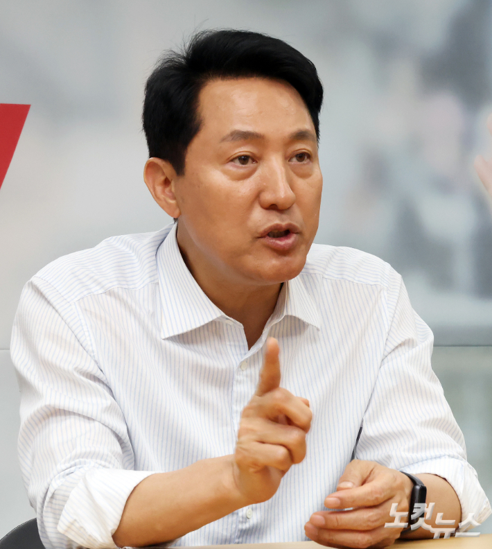 국민의힘 오세훈 서울시장 후보가 18일 CBS노컷뉴스와의 인터뷰에서 질문에 답변하고 있다. 윤창원 기자