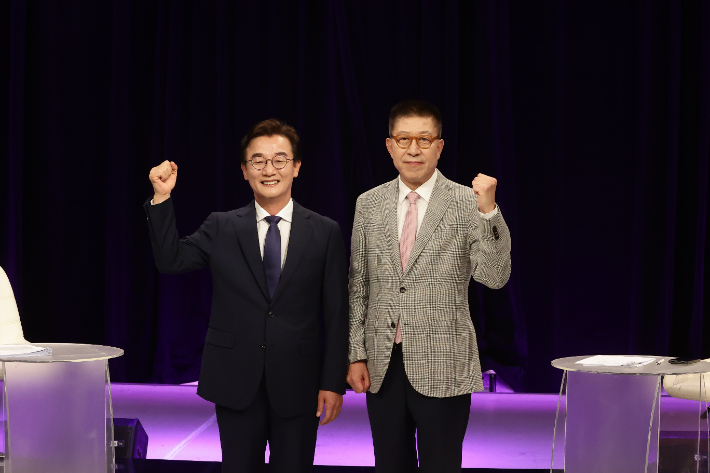 19일 오후 6시 열린 KNN 주최 부산시장 후보 초청 토론회에 더불어민주당 전재수 부산시장 후보(왼쪽)와 국민의힘 박형준 부산시장 후보가 참석했다. 박 후보 캠프 제공